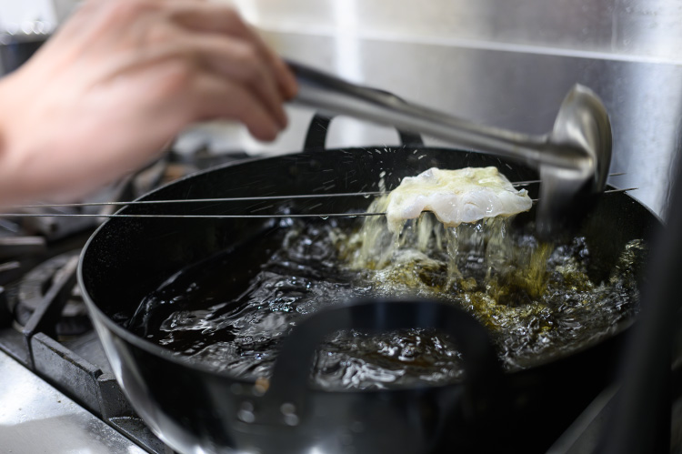 切り身に熱した油をかける