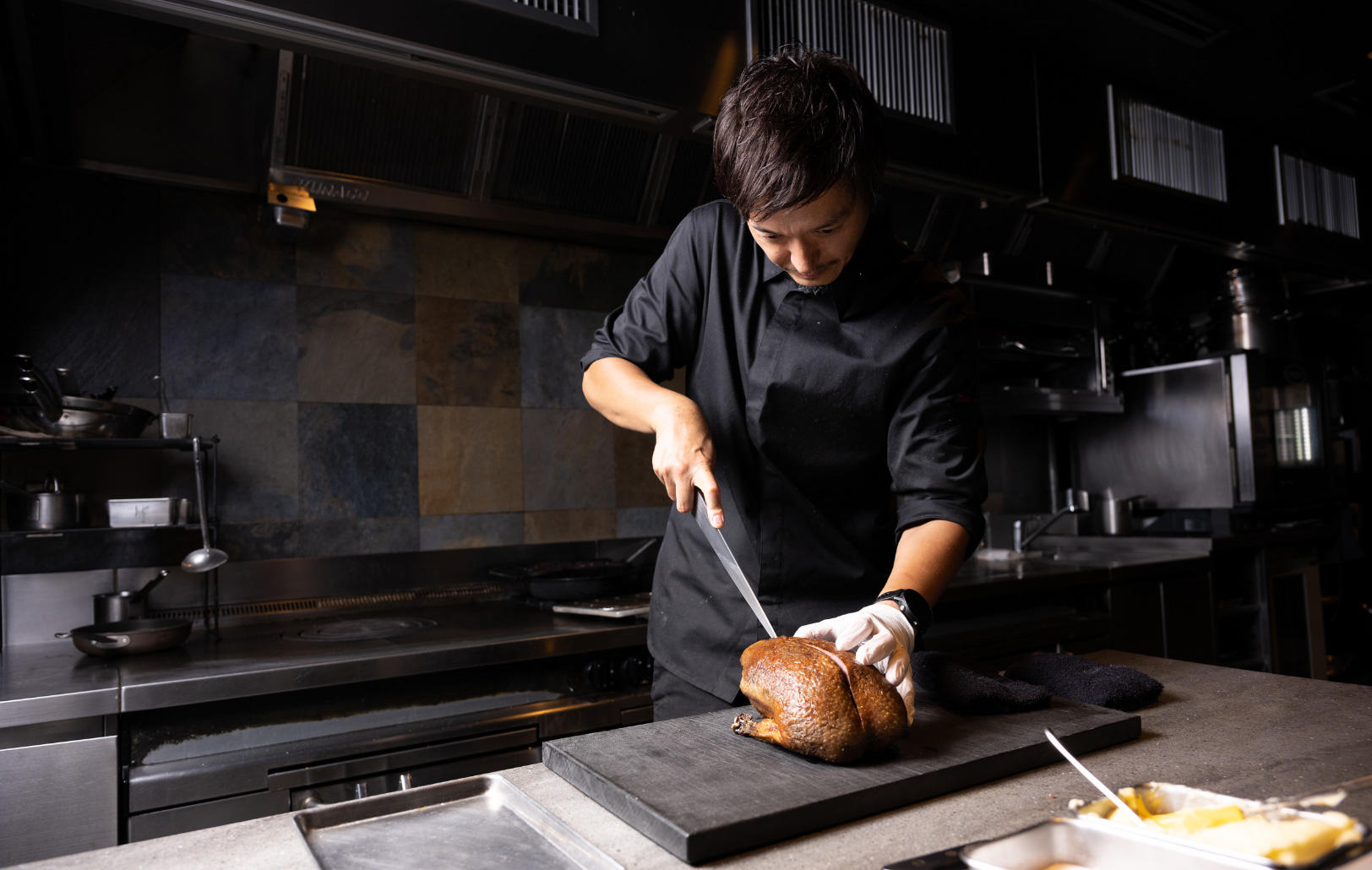 鴨肉を切る川手シェフ