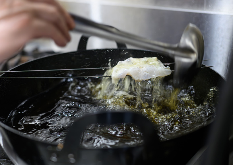 スズキに熱した油をかけていく